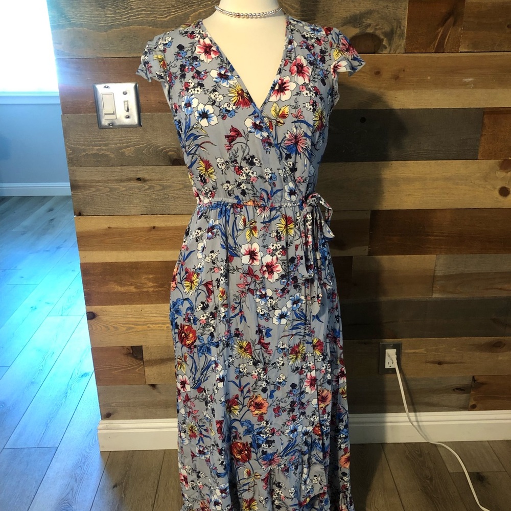 Beautiful floral faux wrap dress with waste tie and back tie. Size L and in EUC.